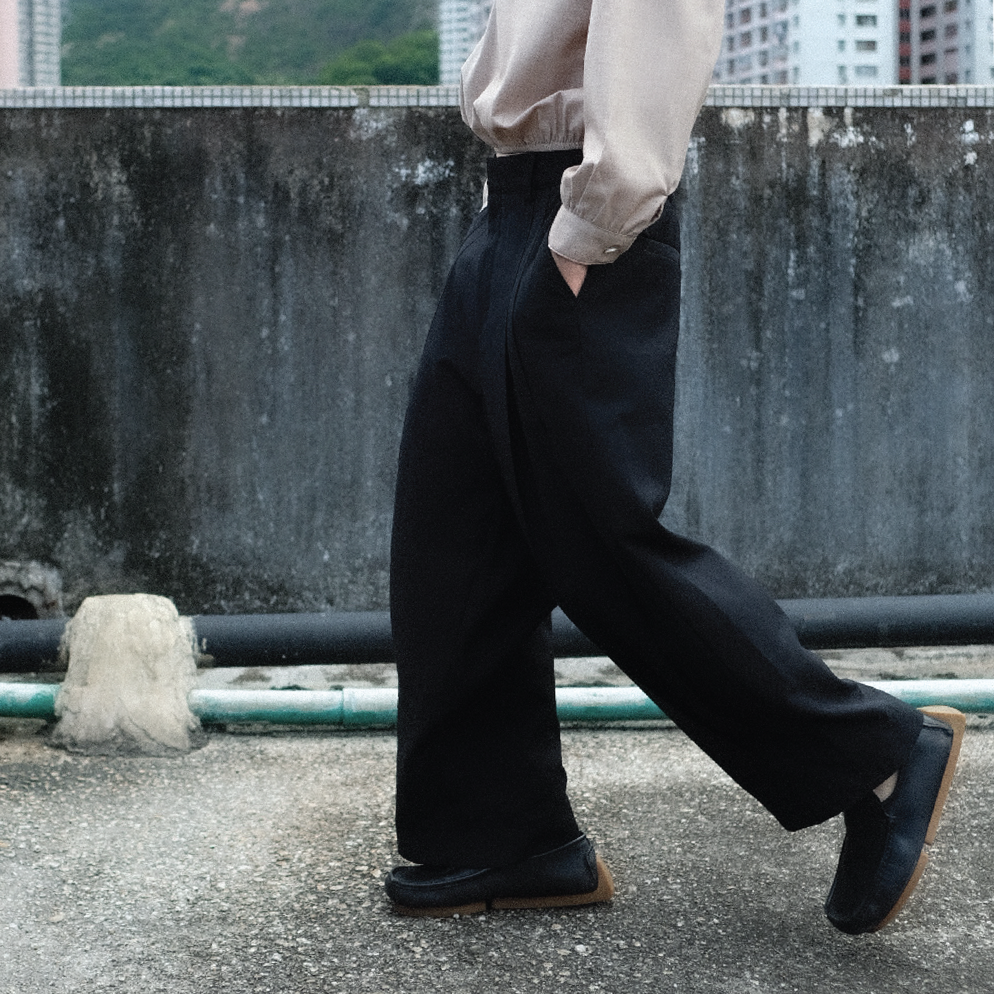 Camden Elasticated Pleated Trousers | Black